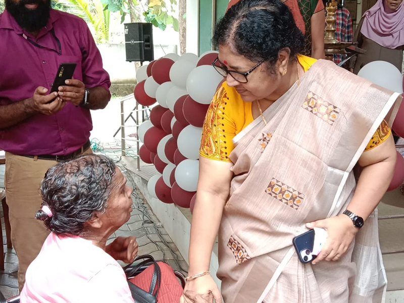 Distribution of equipment to the residents of Vanita Bhinnasheshi Sadan (HPH) was inaugurated